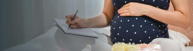 Mujer embarazada revisando calendario